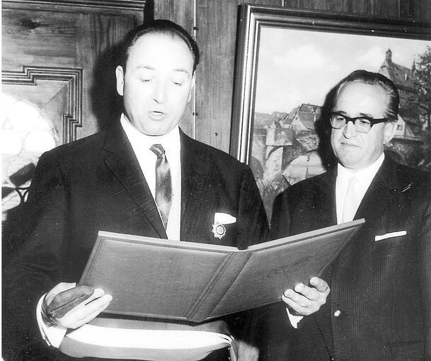 Jean Collery, Bürgermeister aus Ay (links), und Besigheims Bürgermeister Eberhard Frohnmayer beim offiziellen Festakt 1966 in Besigheim.