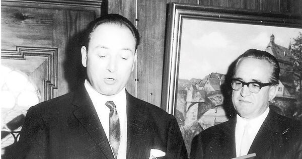 Jean Collery, Bürgermeister aus Ay (links), und Besigheims Bürgermeister Eberhard Frohnmayer beim offiziellen Festakt 1966 in Besigheim.