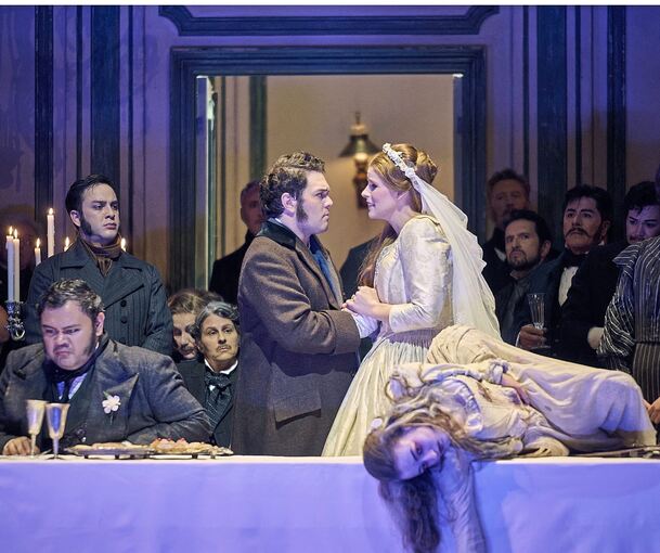 Es geht um Liebe, Hoffnung und Beziehungen unter patriarchaler Gewalt: Die Oper „Lucia di Lammermoor“ ist jetzt in Stuttgart zu sehen.