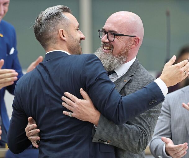 Ulrich Siegmund (l, AfD) gratuliert Hans-Thomas Tillschneider (AfD) zu dessen Wahl zum stellvertretenden Landtagspräsidenten