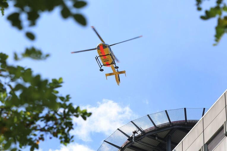 Rettungshubschrauber startet vom Klinikdach