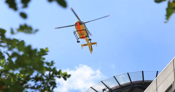 Rettungshubschrauber startet vom Klinikdach