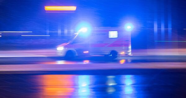 Ein Krankenwagen ist mit Blaulicht im Einsatz