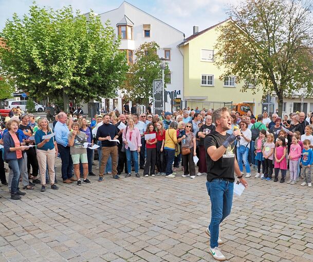 Zusammen mit SWR1-Moderator Benedict Walesch singen die Schwieberdinger „Sweet Caroline“.