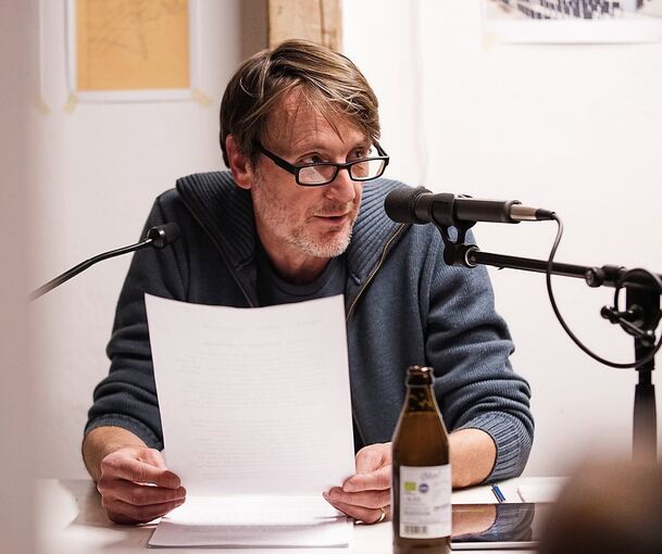 Ein Stück Zeitgeschichte: Tobias Dusche bei den Arbeiten an seinem Projekt „Struktur Stammheim“.