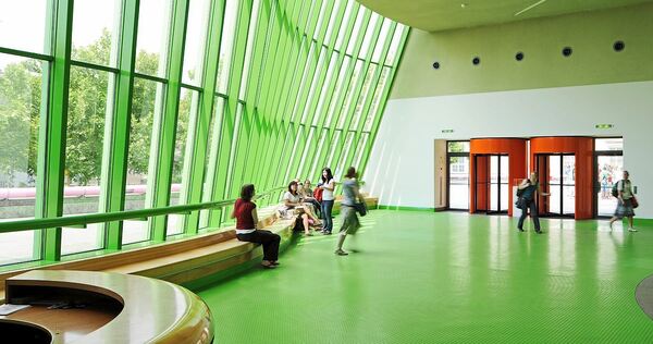 Steht im Fokus der umfassenden Sanierungsarbeiten: Der 1984 eröffnete Stirling-Bau der Staatsgalerie Stuttgart. Steht im Fokus der umfassenden Sanierungsarbeiten: Der 1984 eröffnete Stirling-Bau der Staatsgalerie Stuttgart.