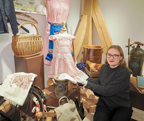 Ein Beispiel für Nachhaltigkeit in der Ausstellung: das aus Geschirrtüchern zusammengenähte Kleid.
