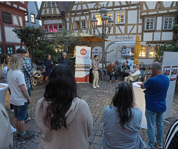 Dialog in der Dämmerung: Der MCB hatte die Innenstadtbewohner zum Gespräch auf den Marktplatz gebeten.