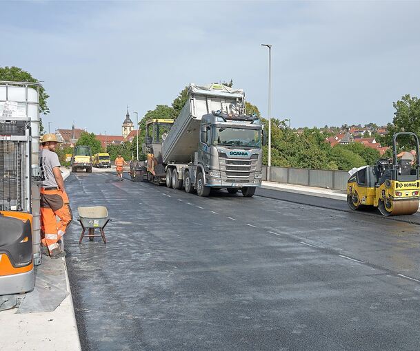 Auch auf der Auwiesenbrücke hieß es während der Arbeiten „Alles fließt“ – dank eines besonderen Verfahrens mit Flüssigharz.