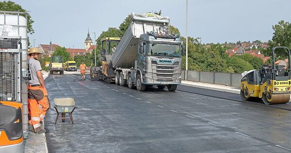 Auch auf der Auwiesenbrücke hieß es während der Arbeiten „Alles fließt“ – dank eines besonderen Verfahrens mit Flüssigharz.