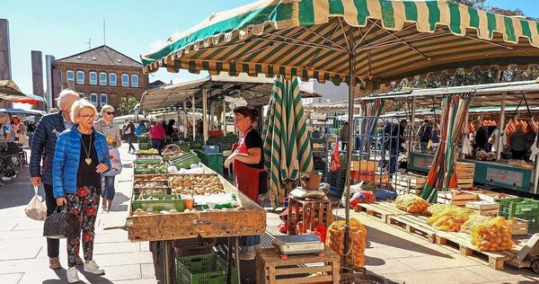 Der Rathaushof dient dem Wochenmarkt als Ausweichquartier, wenn der Marktplatz belegt ist. Damit sind nicht alle Marktbeschicker Der Rathaushof dient dem Wochenmarkt als Ausweichquartier, wenn der Marktplatz belegt ist. Damit sind nicht alle Marktbeschicker zufrieden