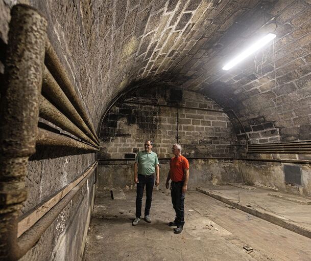 Bürgermeister Albrecht Dautel (links) und Bauhofleiter Michael Ritter im Keller der Kelter: Das Gebäude verströmt die Atmosphäre eines „Lost Place“.
