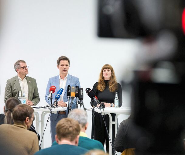 Die Spitzenkandidaten Werner Graf (Grüne, links) und Steffen Krach (SPD) und Linden-Landeschefin Kerstin Wolter bei Statements nach Vorgesprächen zur Regierungsbildung im Haus der Statistik.