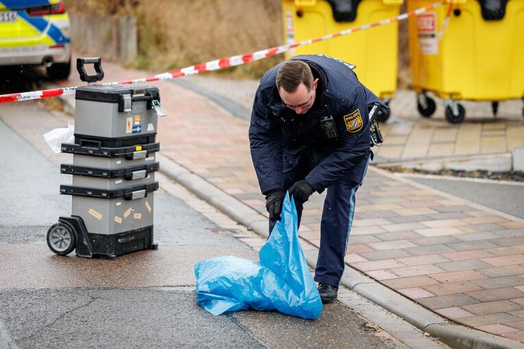 Mann niedergestochen - Polizei sucht nach Verdächtigem Mann niedergestochen - Polizei sucht nach Verdächtigem