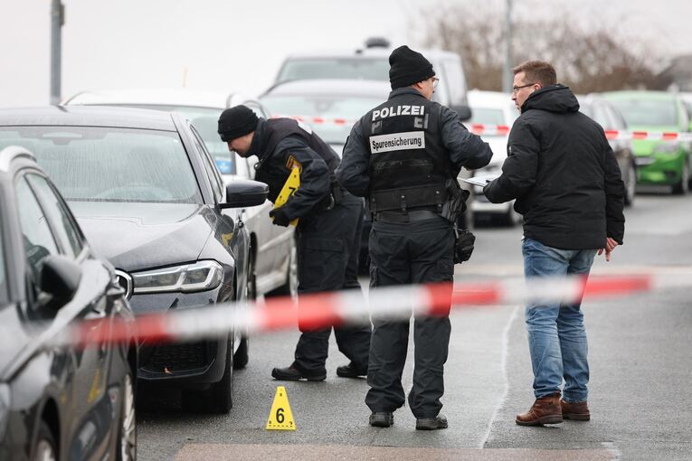 Mann niedergestochen - Polizei sucht nach Verdächtigem Mann niedergestochen - Polizei sucht nach Verdächtigem