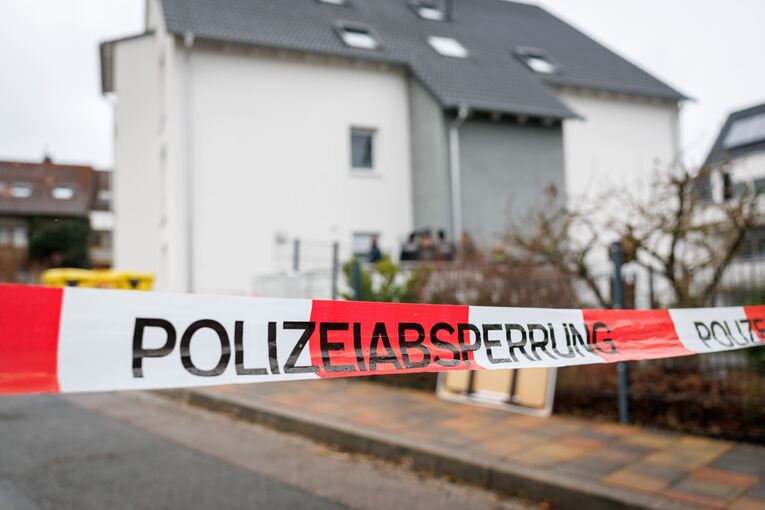 Mann niedergestochen - Polizei sucht nach Verdächtigem Mann niedergestochen - Polizei sucht nach Verdächtigem