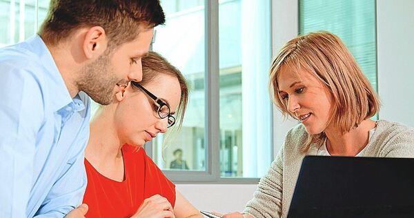 Junge Menschen sollten so früh wie möglich mit regelmäßigen Sparraten in die Altersvorsorge starten. Etwa mit einem breit gestreuten ETF-Sparplan.