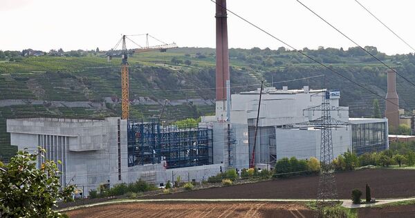 Die Baustelle der Klärschlammverbrennung in Walheim: Noch fehlt die Fassade samt Schalldämmung.