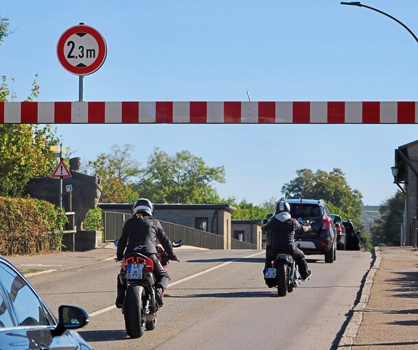 Höhenbegrenzung auf der Neckarbrücke seit Wiedereröffnung: Polizei zählt viele Verkehrssünder. Höhenbegrenzung auf der Neckarbrücke seit Wiedereröffnung: Polizei zählt viele Verkehrssünder.