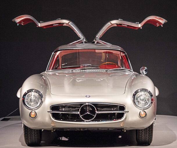 Das Mercedes-Benz 300 SL Coupé ist nach wie vor ein begehrter Klassiker. Das ikonische Fahrzeug wurde 2018/19 im Museum Kunstpalast Düsseldorf mit anderen Autoklassikern ausgestellt.
