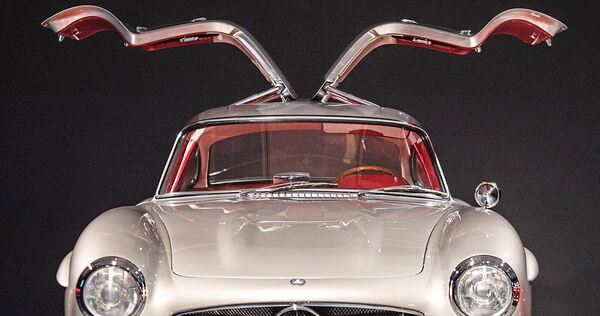 Das Mercedes-Benz 300 SL Coupé ist nach wie vor ein begehrter Klassiker. Das ikonische Fahrzeug wurde 2018/19 im Museum Kunstpalast Düsseldorf mit anderen Autoklassikern ausgestellt.