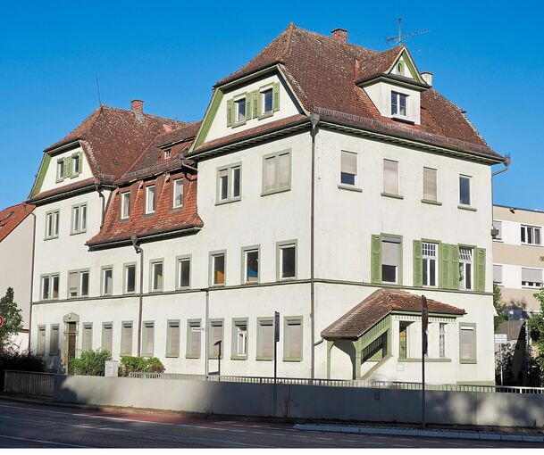Das ehemalige Kurhotel an der Marbacher Straße: Die Grundsubstanz stammt aus dem 18. Jahrhundert, 1910 wurde das ehemalige Gasthaus bis auf das Erdgeschoss abgerissen und das Kurhotel gebaut.