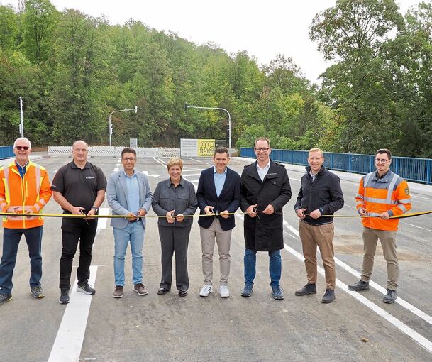Das Band zur Eröffnung der Murrbrücke ist schnell zerschnitten. Ab Sonntag rollt der Verkehr.