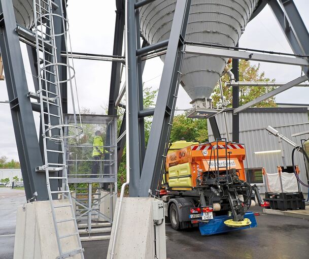 Das Streufahrzeug kann direkt aus dem Silo beladen werden.
