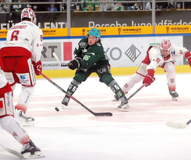 Harte Arbeit: Bietigheims Nolan Ritchie (Mitte) kämpft sich durch.