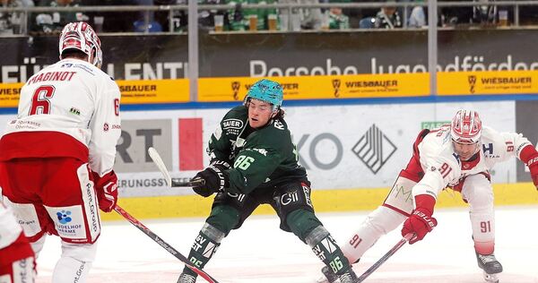 Harte Arbeit: Bietigheims Nolan Ritchie (Mitte) kämpft sich durch. Foto: Baumann Harte Arbeit: Bietigheims Nolan Ritchie (Mitte) kämpft sich durch.