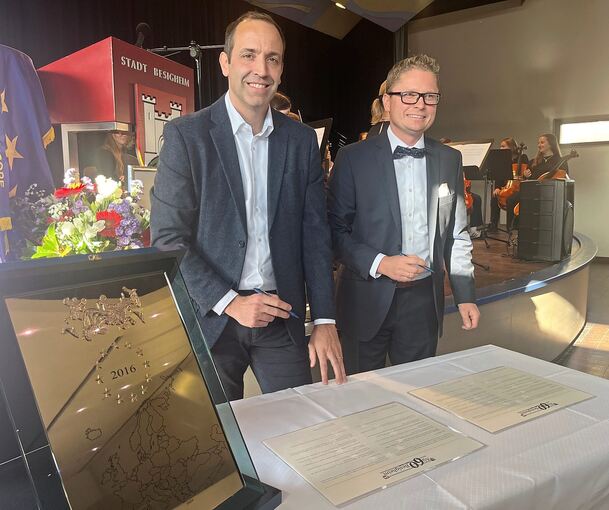 Die Bürgermeister von Ay und Besigheim, Arnaud Jacquart und Florian Bargmann (von links), erneuern mit ihren Unterschriften die vor 60 Jahren geschlossene Partnerschaft ihrer Städte.