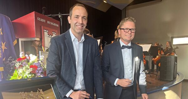 Die Bürgermeister von Ay und Besigheim, Arnaud Jacquart und Florian Bargmann (von links), erneuern mit ihren Unterschriften die vor 60 Jahren geschlossene Partnerschaft ihrer Städte.