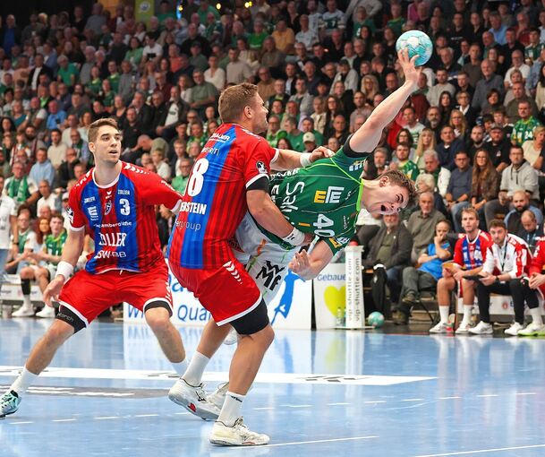 Mit aller Macht gestoppt: Die Bietigheimer Nikola Vlahovic (links) und Fabian Wiederstein stellen sich Göppingens Elias Newel in den Weg.