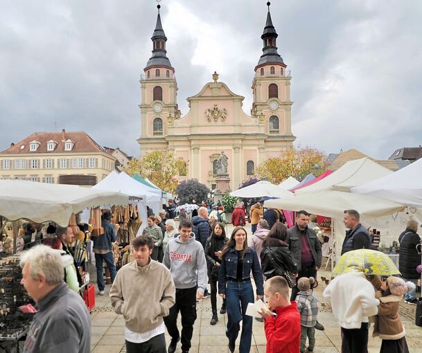 Blauen Himmel gab‘s zwar nur punktuell, das tat der Lust darauf, zum Kastanienbeutelfest zu gehen, aber keinen Abbruch.