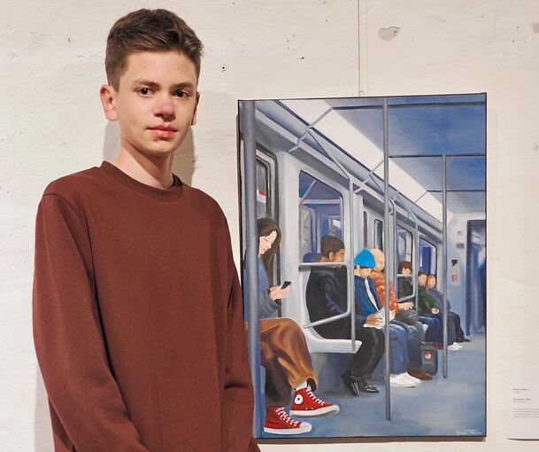 Der 16-jährige Simon Thiele aus Ditzingen gehört zu den 16 Gewinnern des 29. Jugendkunstpreises. Sein Tafelbild zeigt nüchtern Fahrgäste in der Flucht eines U-Bahn-Abteils, unter dem kalten Kunstlicht der Neonleuchtleiste in ihre „Endgeräte“ vertieft