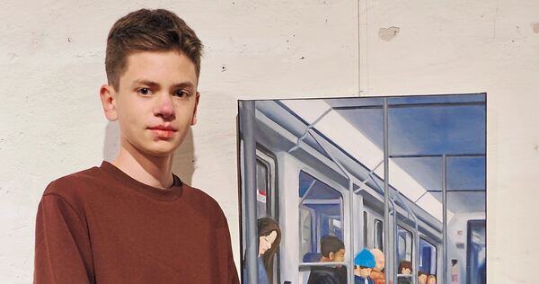 Der 16-jährige Simon Thiele aus Ditzingen gehört zu den 16 Gewinnern des 29. Jugendkunstpreises. Sein Tafelbild zeigt nüchtern Fahrgäste in der Flucht eines U-Bahn-Abteils, unter dem kalten Kunstlicht der Neonleuchtleiste in ihre „Endgeräte“ vertieft