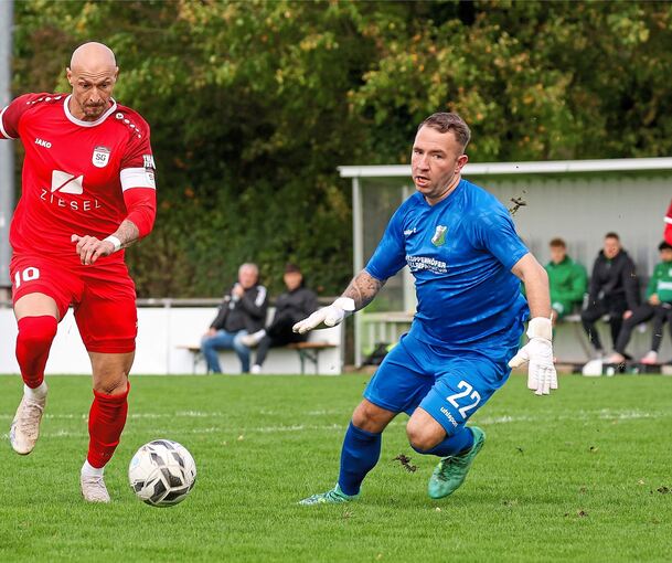 Es nimmt seinen Lauf: TSV-Keeper Maik Riesch gegen Matthias Morys.