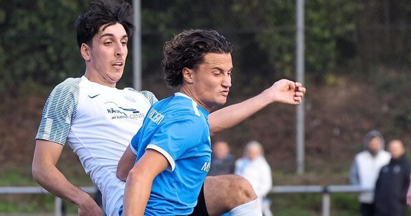 Kornwestheims Gian Luca Altobelli (links) im Zweikampf mit Aldingens Berdal Kaya.