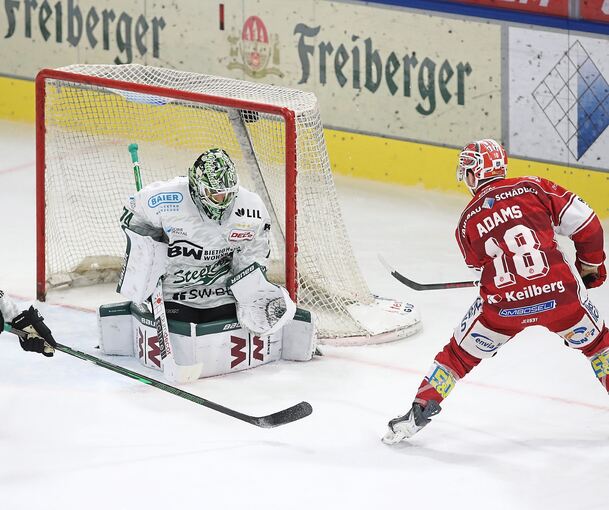 Keanu Salmik (Mitte) pariert gegen Crimmitschaus Collin Adams.