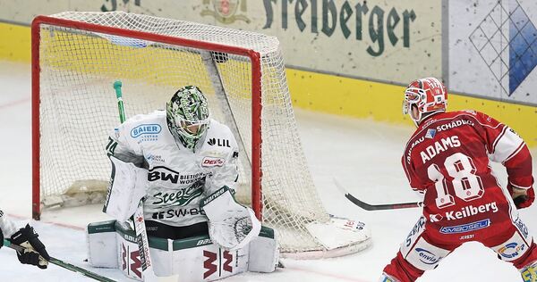 Keanu Salmik (Mitte) pariert gegen Crimmitschaus Collin Adams.