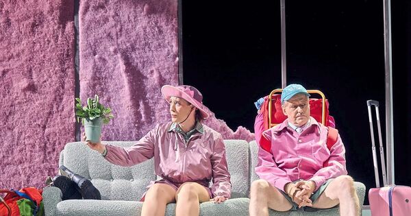 „Perplex“ am Theater Heilbronn: Ganz unnormaler Wahnsinn im Wohnzimmer