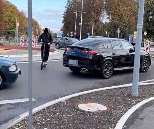 Tote Ampeln: Begegnungsverkehr im Kreisel und mittendrin noch ein E-Scooter auf Irrfahrt.