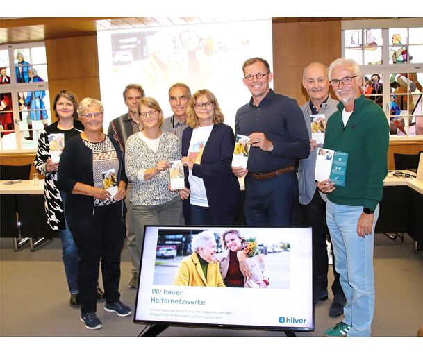 Vorstellung des gemeinsamen Nachbarschaftsprojekts (von links): Barbara Ogbone, Monika Bäuerle, Gerd Fink, Jutta Walter, Erich Bannert, Doris Öhler, Uwe Skrzypek-Muth, Frank Kontermann und Thomas Walter.