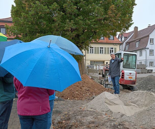 Gut beschirmt an der Baustelle in der Schlossstraße: Knapp 50 Interessierte verfolgten die Ausführungen von Bürgermeister Alexander Fleig.