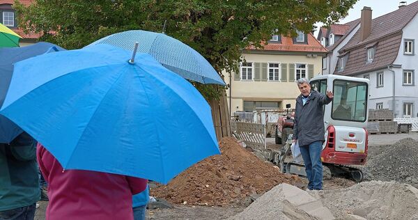 Gut beschirmt an der Baustelle in der Schlossstraße: Knapp 50 Interessierte verfolgten die Ausführungen von Bürgermeister Alexander Fleig.