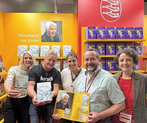 Stelldichein auf der Frankfurter Buchmesse: Myriam Anger, die das Buchcover schuf, George von Staden, Susanne Bajohr, Verleger Christoph Konrad und seine Frau Veronika Konrad (von links).