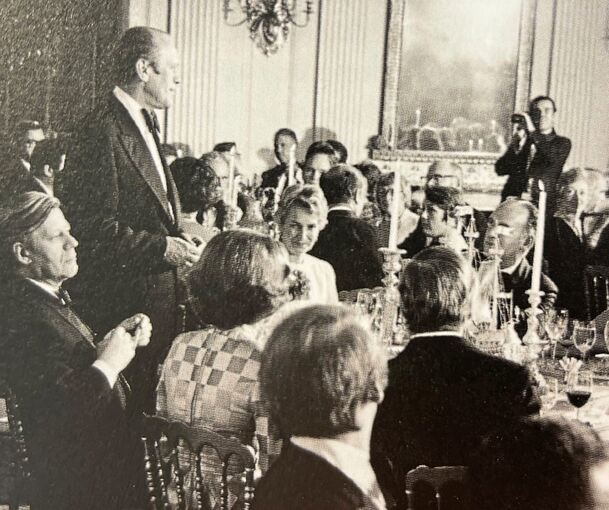 Wendelgard von Staden (Mitte) 1976 bei einem Diner des Präsidenten Gerald Ford für Bundeskanzler Helmut Schmidt (links) im Weißen Haus