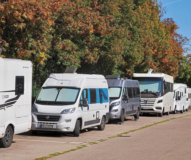 Der goldene Herbst lockt Wohnmobilreisende nach Ludwigsburg. Die Stellplätze auf dem Parkplatz Bärenwiese sind regelmäßig gut oder ganz belegt.