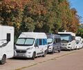 Der goldene Herbst lockt Wohnmobilreisende nach Ludwigsburg. Die Stellplätze auf dem Parkplatz Bärenwiese sind regelmäßig gut oder ganz belegt.