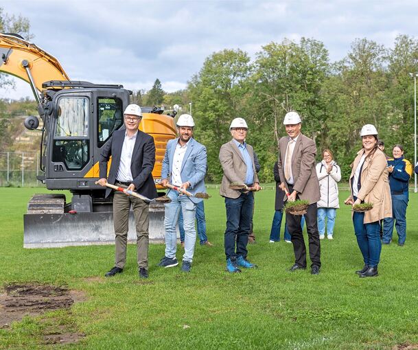 Geben den Startschuss für die Renaturierung des alten Fußballplatzes (von links): Regionaldirektor Alexander Lahl, Alexander Feeß, Rüdiger Koch, Bürgermeister Klaus Warthon und Kämmerin Katharina Wolz.